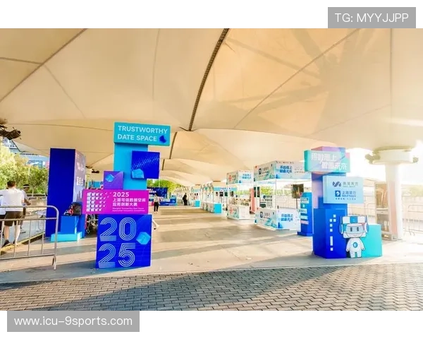 观众参与感：现场投票与互动环节，观众投票为主